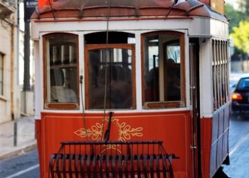 В Краснодаре в воскресенье вечером мужчина попал под трамвай