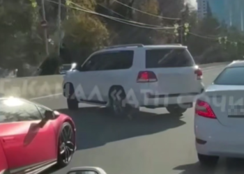 В Сочи «Тойота» перекрыла движение на трассе для проезда свадебного кортежа