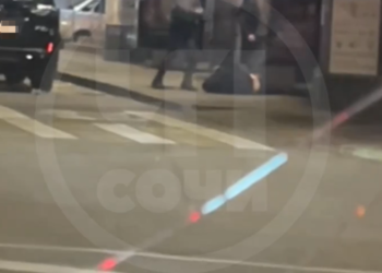 В Сочи сняли на видео, как мужчина и женщина жестоко избивают человека