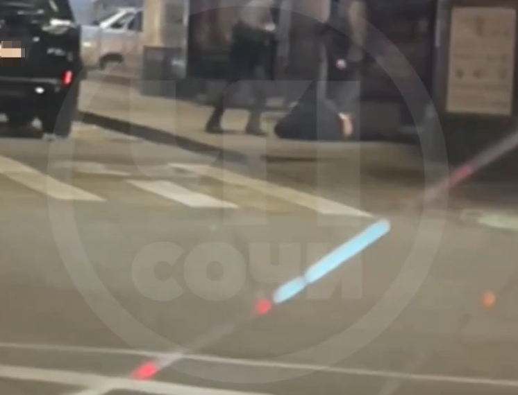 В Сочи сняли на видео, как мужчина и женщина жестоко избивают человека