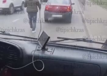 В Краснодаре водитель иномарки во время конфликта разбил стекло в маршрутке