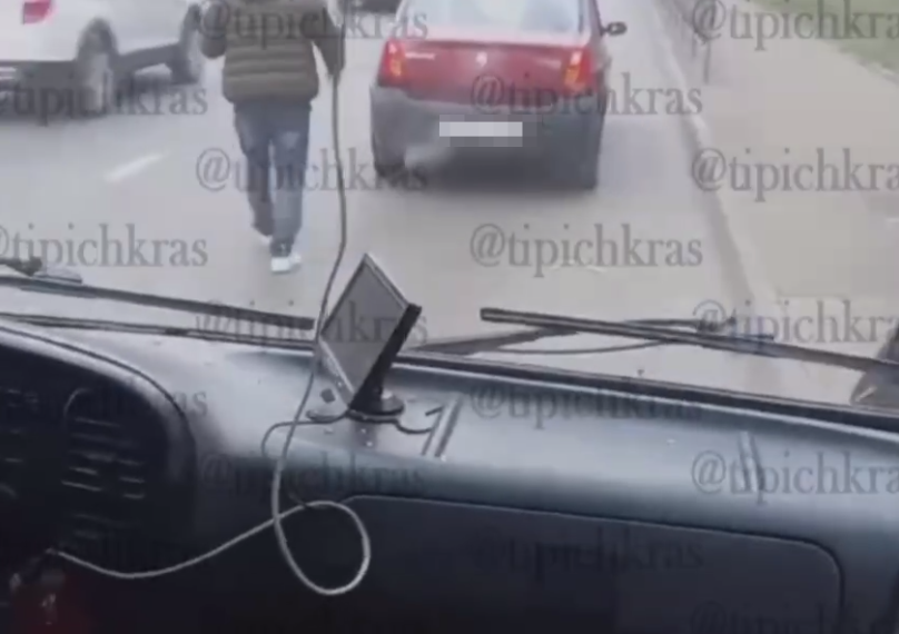 В Краснодаре водитель иномарки во время конфликта разбил стекло в маршрутке