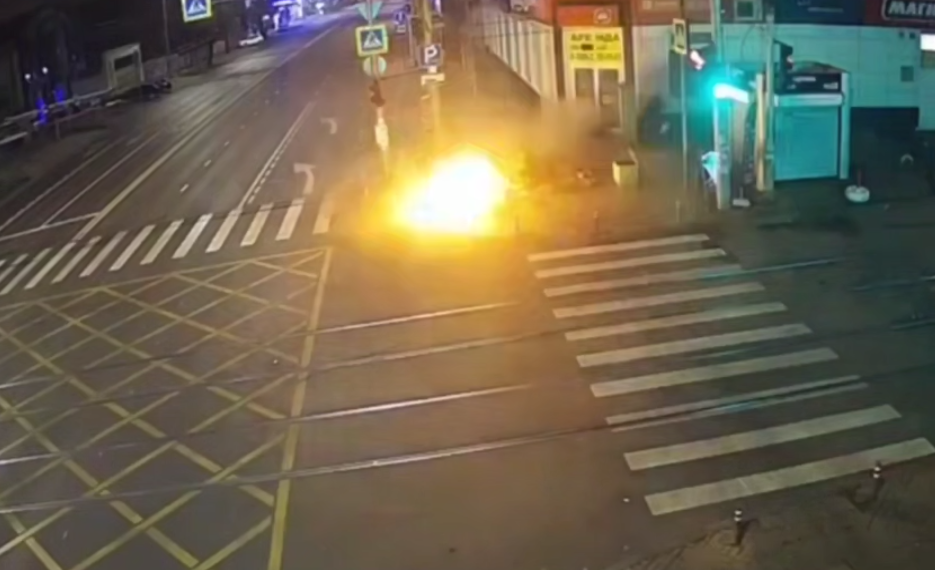 Стоял человек и отбежал: ночной взрыв в центре Краснодара попал на видео