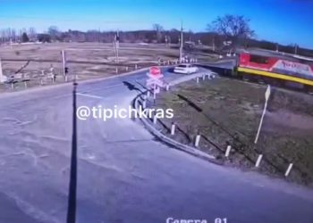 Момент столкновения легковушки и поезда на Кубани попал на видео