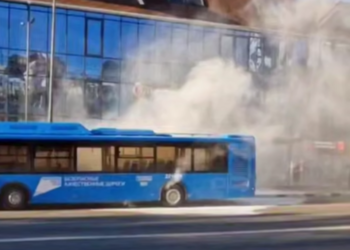 В Сочи пассажирский автобус днем задымился прямо на дороге