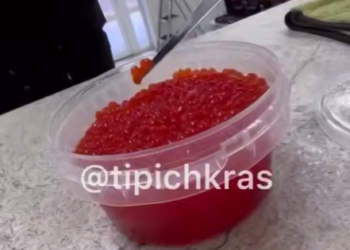 В Краснодаре сотрудник офиса показал, как распознать поддельную красную икру