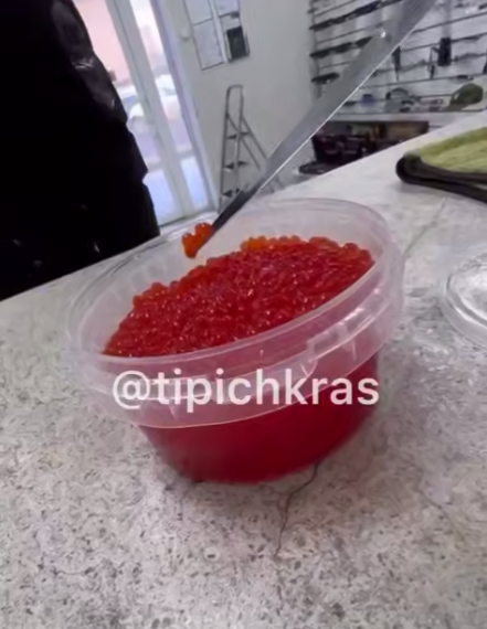 В Краснодаре сотрудник офиса показал, как распознать поддельную красную икру