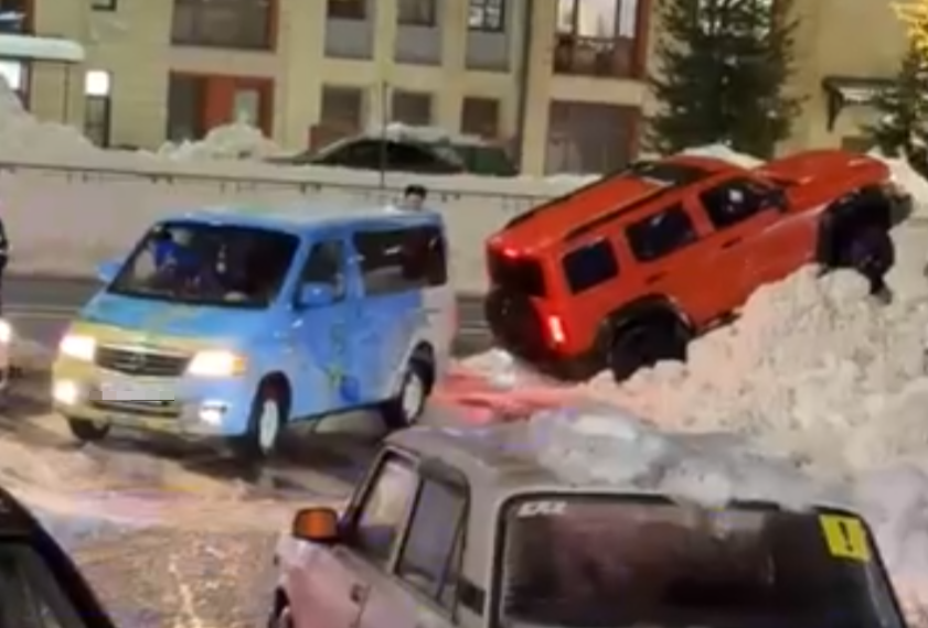 В Сочи джип оседлал огромный сугроб