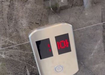 В Краснодаре беременная женщина застряла в лифте и едва не родила в нем