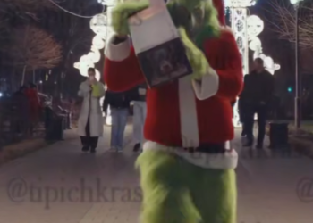 В Краснодаре на Красной гулял Гринч, укравший Рождество