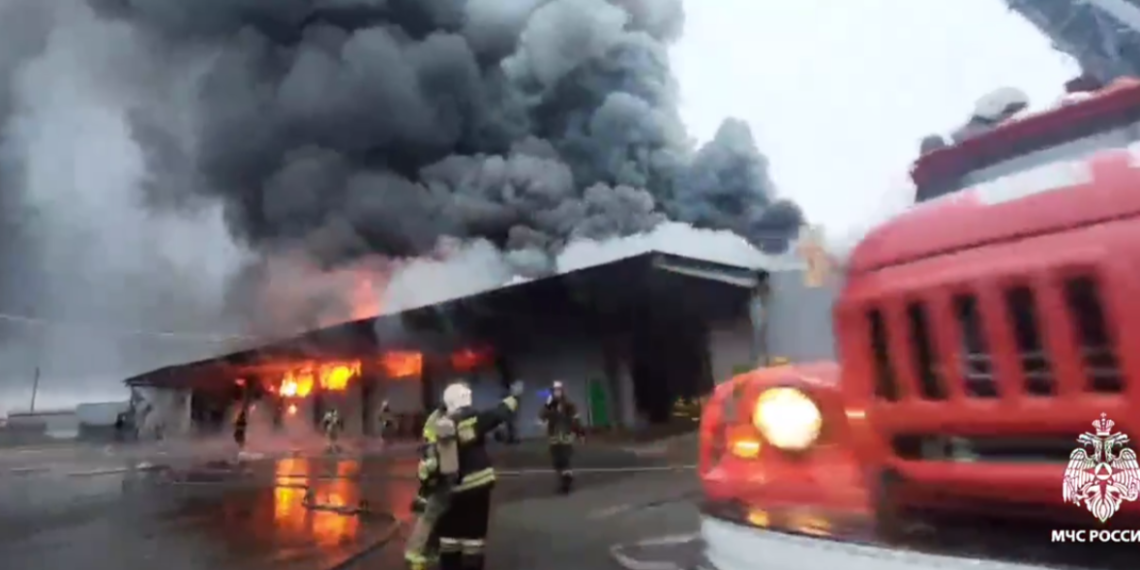 К месту пожара на овощебазе в Краснодарском крае выехал пожарный поезд