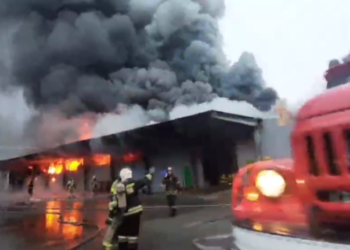 К месту пожара на овощебазе в Краснодарском крае выехал пожарный поезд