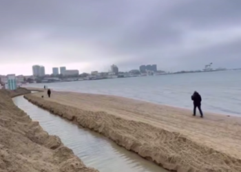 Для борьбы с мазутом на центральном пляже Анапы вырыли специальный ров