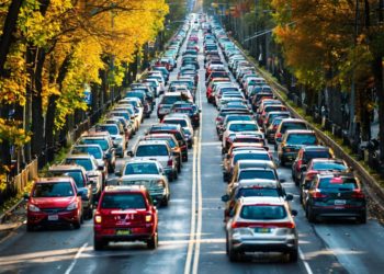 Огромные очереди наблюдаются сегодня на подъездах к Крымскому мосту