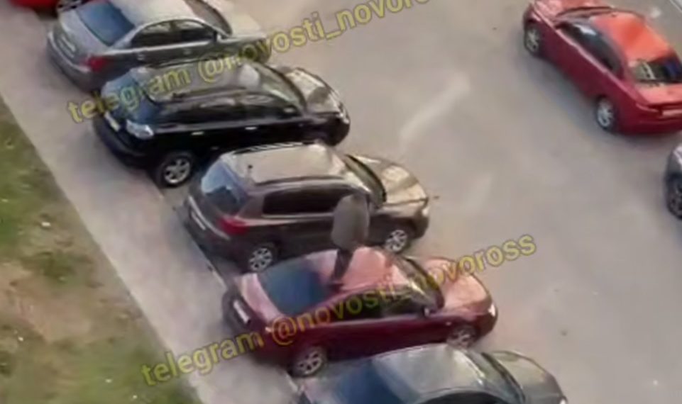 В Новороссийске женщина танцевала на крыше чужого авто
