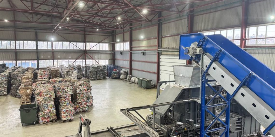 Экологи и журналисты посетили мусоросортировочный комплекс на Водораздельной