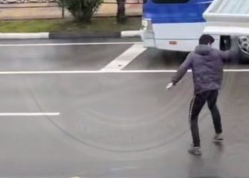 В Сочи парень устроил «бой с тенью» прямо на дороге