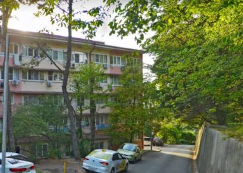 В Сочи женщина выливает из окна фекалии на головы прохожих