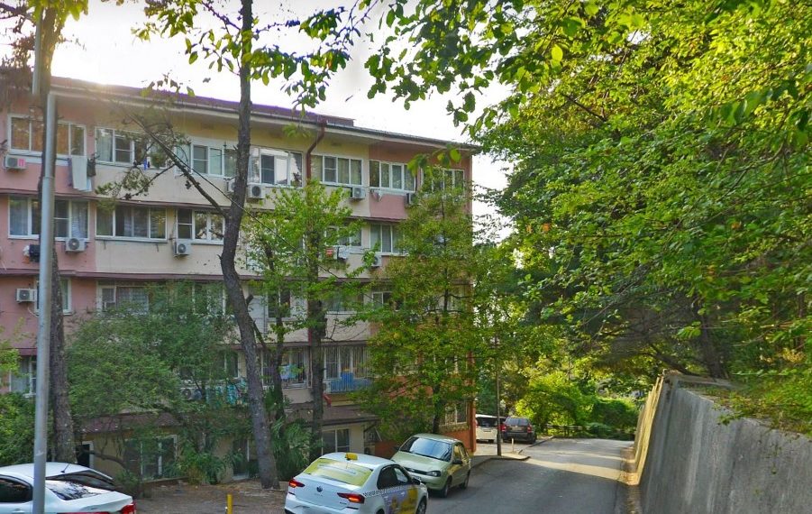 В Сочи женщина выливает из окна фекалии на головы прохожих