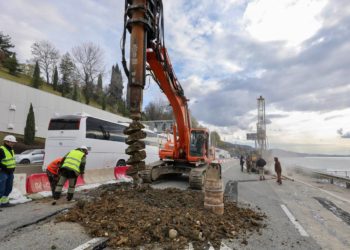 В Сочи забили первые восемь свай на оползневом участке федеральной трассы