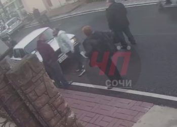 В Сочи три человека устроили драку в ответ на просьбу не рыться в клумбе