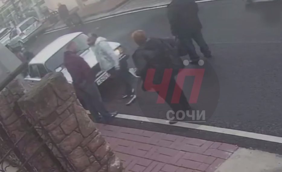 В Сочи три человека устроили драку в ответ на просьбу не рыться в клумбе