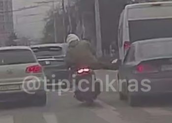 В Краснодаре водитель мопеда ногой снес зеркало авто