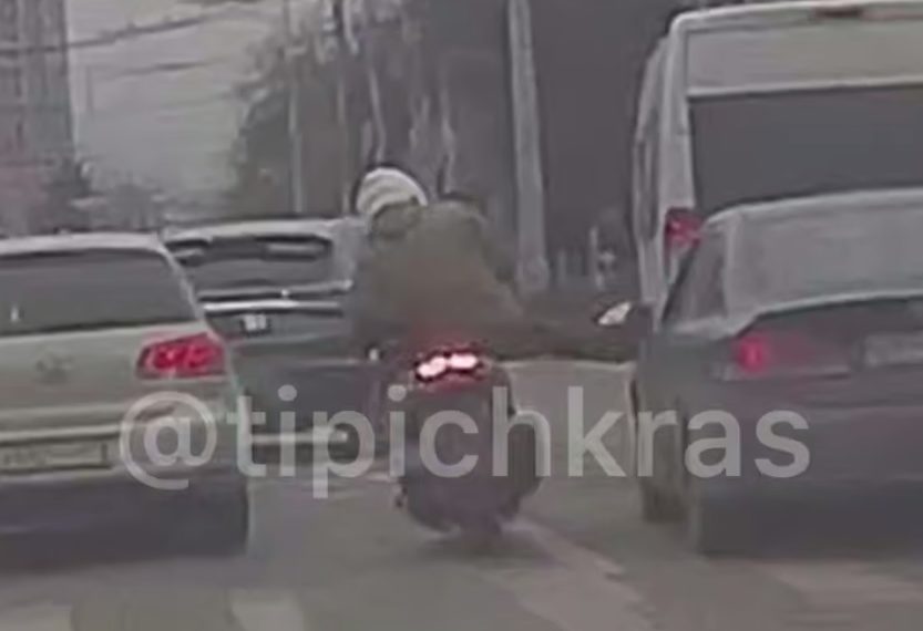 В Краснодаре водитель мопеда ногой снес зеркало авто