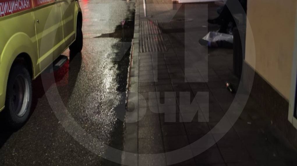 Тело мужчины в первый день новогодних праздников нашли на остановке в Сочи