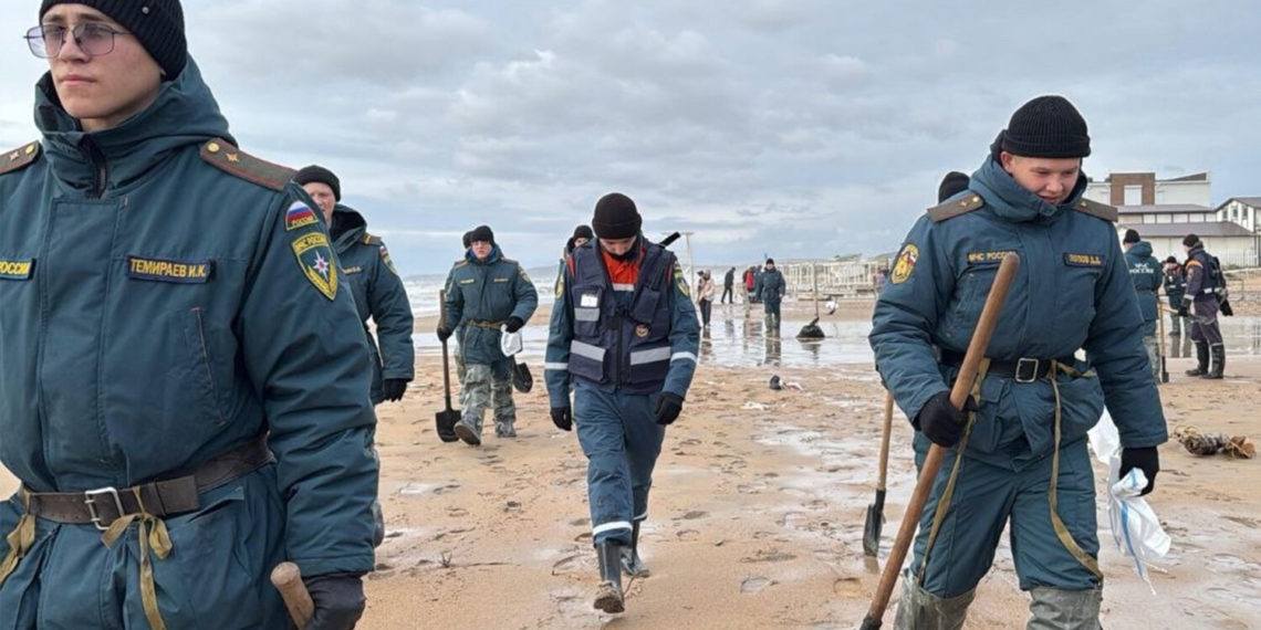 Очистку побережья от мазута в Краснодарском крае приостановили до утра 18 декабря