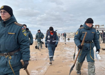 Очистку побережья от мазута в Краснодарском крае приостановили до утра 18 декабря