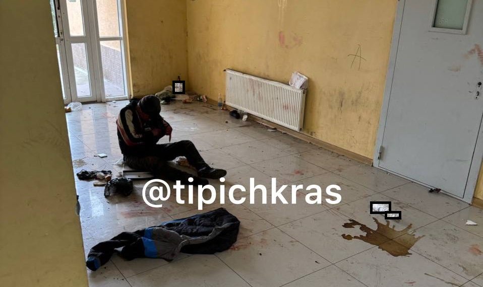 В Краснодаре бомж занял цокольный этаж дома и превратил его в свинарник