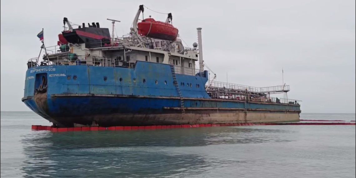 Роспотребнадзор продолжает брать пробы из-за загрязнения побережья на Кубани