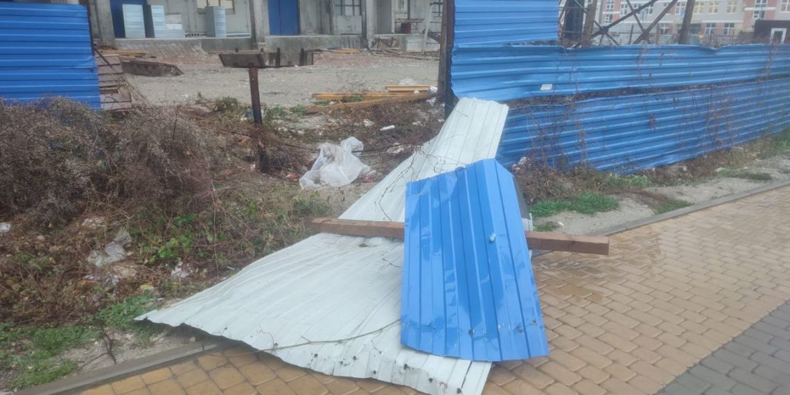 В Новороссийске бушует ветер: на стройке повреждено ограждение из профлиста