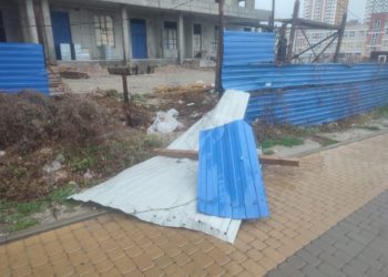 В Новороссийске бушует ветер: на стройке повреждено ограждение из профлиста