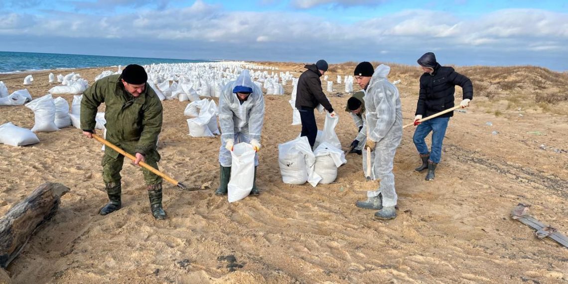С пляжей на Кубани вывезли более 70 тысяч тонн загрязненного мазутом песка