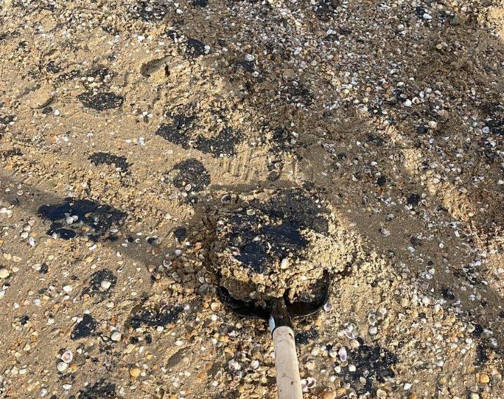 До Крыма добрался мазут