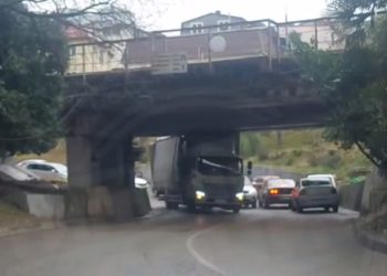 В Сочи очередной грузовик врезался в «мост дураков»