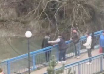 В Сочи прохожие отговорили пьяного мужчину от прыжка с моста