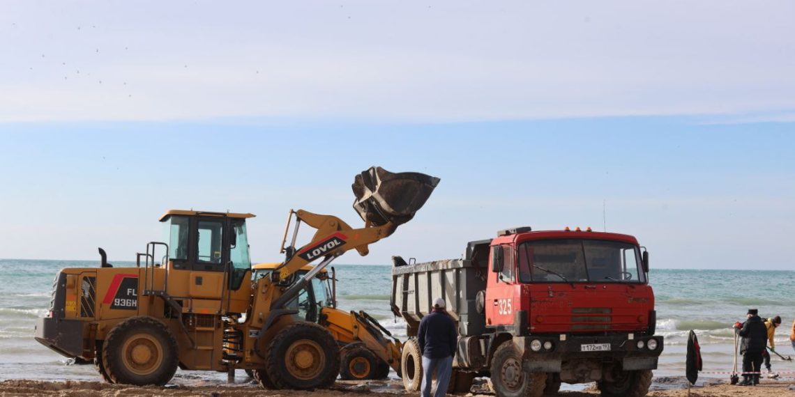 На Кубани Кондратьев определил сроки уборки мазута с побережья Черного моря
