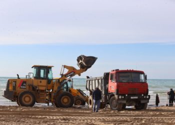 На Кубани Кондратьев определил сроки уборки мазута с побережья Черного моря