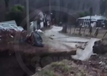 В Сочи оползень сошел на дорогу и повредил пять домов