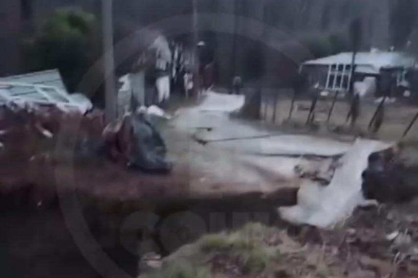 В Сочи оползень сошел на дорогу и повредил пять домов