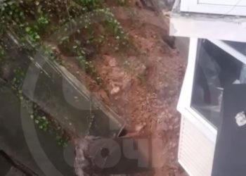 В Сочи оползень разрушил подпорную стену возле многоэтажки