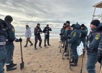 Мазут с потерпевших крушение танкеров загрязнил десятки километров побережья Кубани