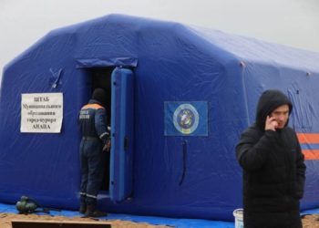 В Анапе объявили режим ЧС из-за выброшенного на пляжи мазута