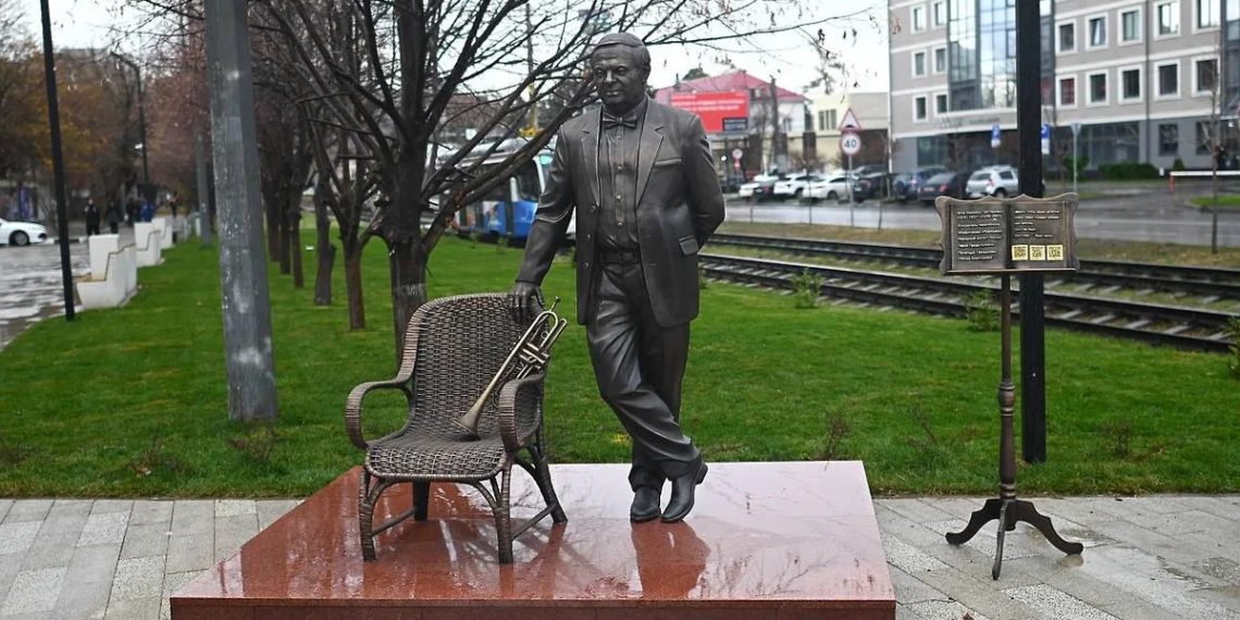 В Краснодаре завершено благоустройство сквера и открыт памятник Леонарду Гатову