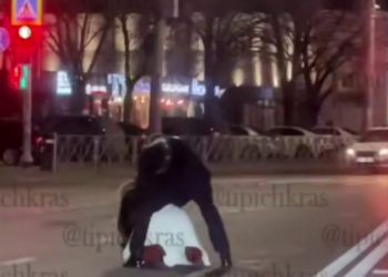 В Краснодаре девушка передвигалась на четвереньках по дороге