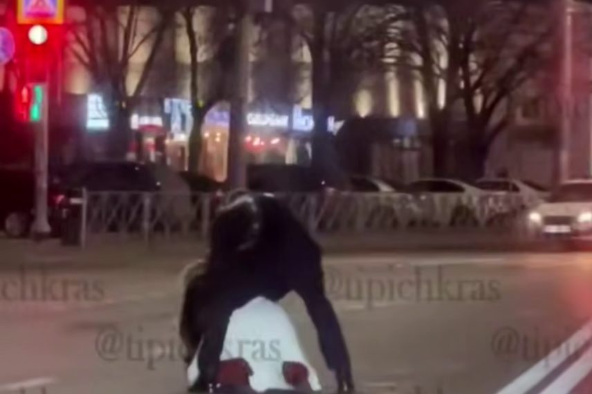 В Краснодаре девушка передвигалась на четвереньках по дороге