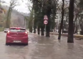 В Сочи из-за прорыва трубы затопило Аллею Челтенхема